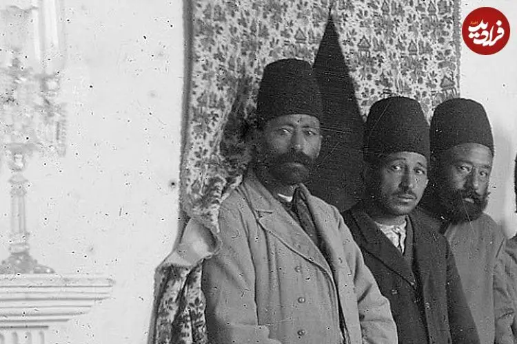 عکس| سفر زمان؛ مردان قاجاری در کنار سفرۀ سلطنتی در دوران ناصرالدین شاه