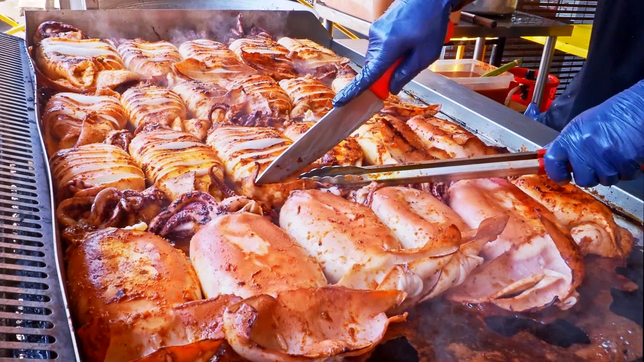 (ویدئو) غذای خیابانی در چین؛ پخت ماهی مرکب و ماهی تند روی برگ های موز