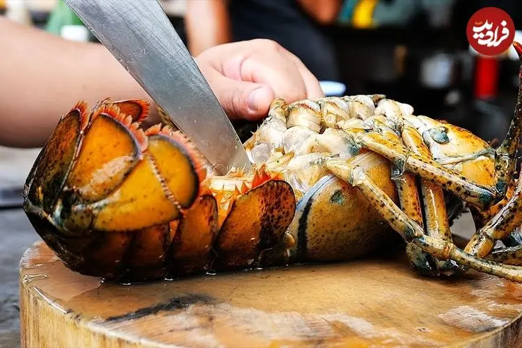 ببینید| غذای خیابانی در تایلند؛ پخت یک غذای خاص با لابستر، سس پنیر و تخم مرغ در بانکوک