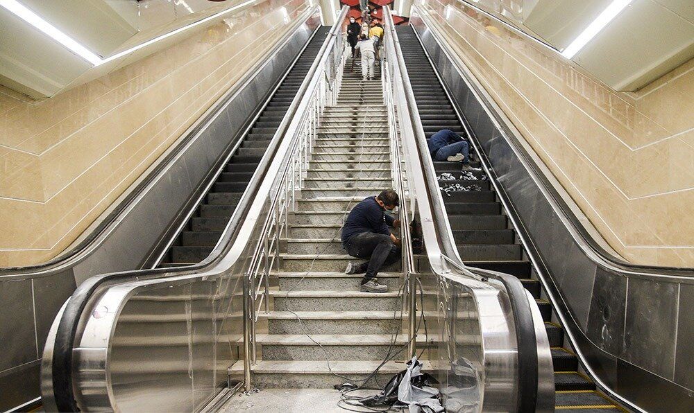 باز هم دست یک کودک در پله برقی مترو گیر کرد