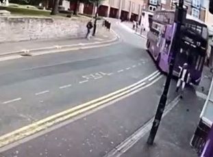 (ویدیو) لحظه ترمز بریدن یک اتوبوس و زیر گرفتن مرد بی‎‌گناه!