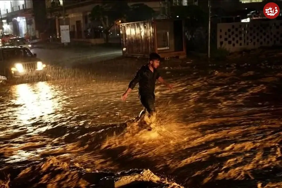 ببینید| لحظه ورود سیل ویرانگر به یک فروشگاه در چمچمال