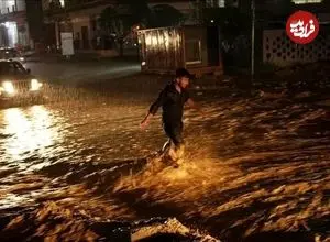 ببینید| لحظه ورود سیل ویرانگر به یک فروشگاه در چمچمال