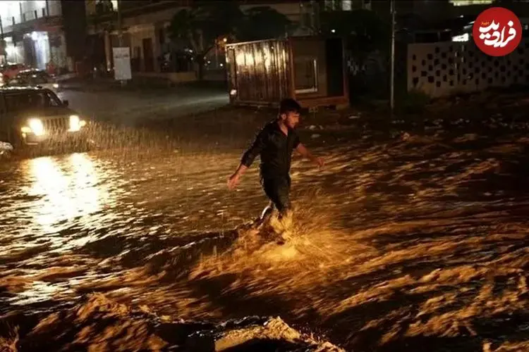 ببینید| لحظه ورود سیل ویرانگر به یک فروشگاه در چمچمال