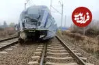 ببینید| برخورد قطار مسافربری با خودروی گیرکرده در گذرگاه ریلی