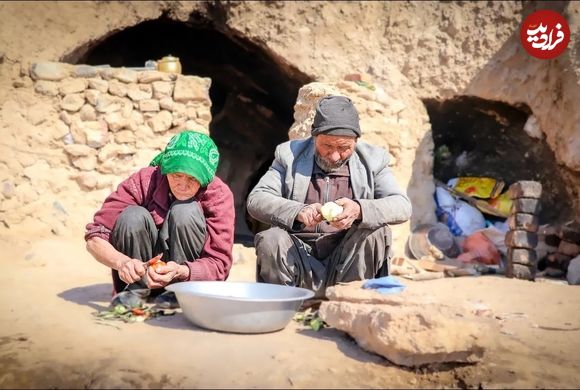 (ویدئو) پخت نان محلی ساجی و خورشت گوجه بادمجان توسط زوج عاشق غارنشین افغان