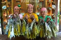 ببینید| غذای روستایی در سنگاپور؛ صید قورباغه از شالیزار و کباب کردن آن ها روی آتش