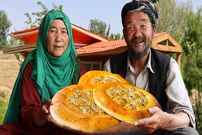 ببینید؛ غذای روستایی در افغانستان؛ پخت نان سنتی زغالی و خوراک کدو سبز