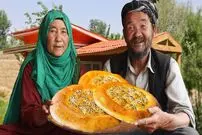 ببینید؛ غذای روستایی در افغانستان؛ پخت نان سنتی زغالی و خوراک کدو سبز