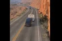 ( ویدیو) بی احتیاطی خودروبر باعث تصادف چند خودرو شد 