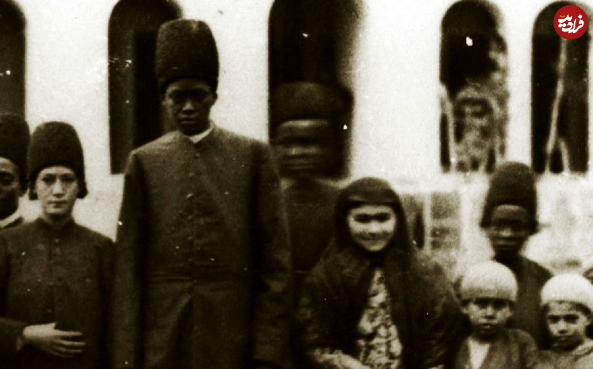 عکس؛ سفر در زمان؛ «گروهی از زنان ناصرالدین شاه و خواجههای آفریقایی» در کرج؛ سال 1262