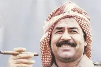 عکس| سفر زمان؛ «صدام» در 28 سالگی و در حال خوردن یک نوشیدنی با دوستان اش؛ سال 1344