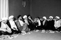 عکس؛ سفر به تاریخ؛ «رهبر انقلاب» در کنار «آیت‌الله روح‌الله خاتمی، پدر سید محمد خاتمی»؛ دهۀ 1360