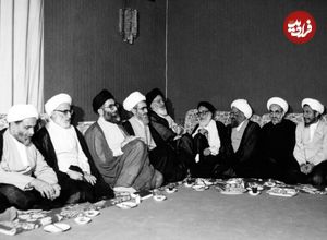 عکس؛ سفر به تاریخ؛ «رهبر انقلاب» در کنار «آیت‌الله روح‌الله خاتمی، پدر سید محمد خاتمی»؛ دهۀ 1360