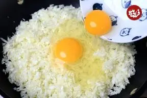 ببینید| طرز تهیه یک غذای جدید با کلم و دو تخم مرغ