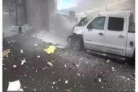 (ویدئو) لحظه هولناک ورود یک وانت به داخل مرکز اداری تجاری