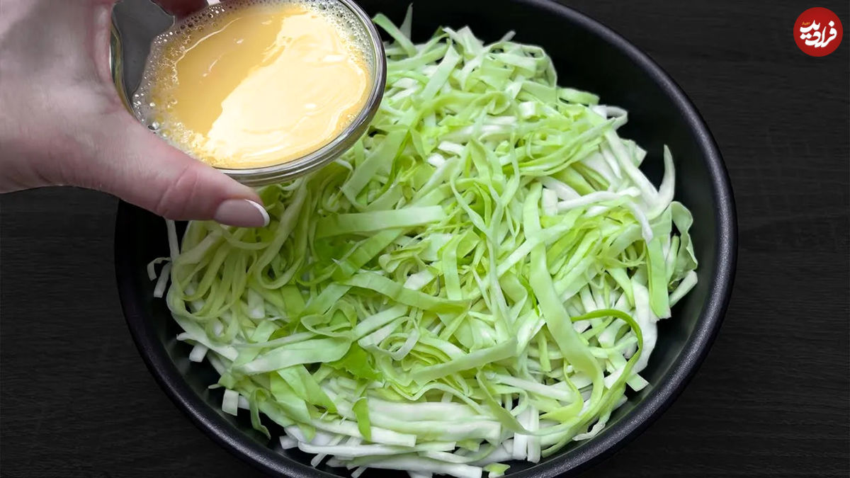 (ویدئو) ببینید چگونه آلمانی ها با کلم وتخم مرغ این غذای ساده را درست می کنند 
