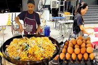 ببینید؛ غذای خیابانی در تایلند؛ پخت املت و غذای محلی «پدتای» در بانکوک