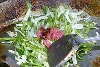 ببینید| غذای خیابانی در کامبوج؛ تهیه نودل سرخ شده با تخم مرغ و سبزیجات در سیم ریپ