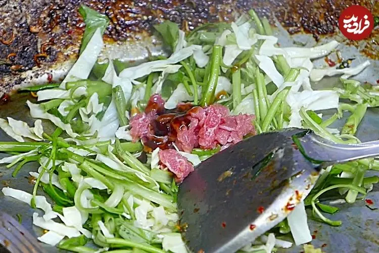 ببینید| غذای خیابانی در کامبوج؛ تهیه نودل سرخ شده با تخم مرغ و سبزیجات در سیم ریپ