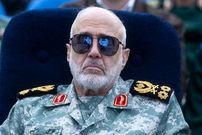 عکس؛ سفر در زمان؛ «سرلشکر رشید در حال بررسی پهپادهای ارتش»؛ سال 1402