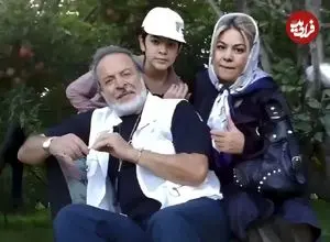 عکس| سفر در زمان؛ «ژوبین پسر ایرج قادری» در کنار مادرش و بر سر مزار پدر؛ سال 1402