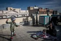 عکس| سفر به تهران قدیم؛ یک دختر بچه بر بام خانه ای در خیابان پیروزی؛ دهه 50