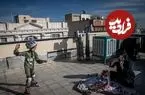 عکس| سفر به تهران قدیم؛ یک دختر بچه بر بام خانه ای در خیابان پیروزی؛ دهه 50