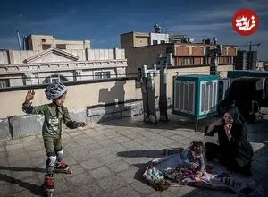 عکس| سفر به تهران قدیم؛ یک دختر بچه بر بام خانه ای در خیابان پیروزی؛ دهه 50