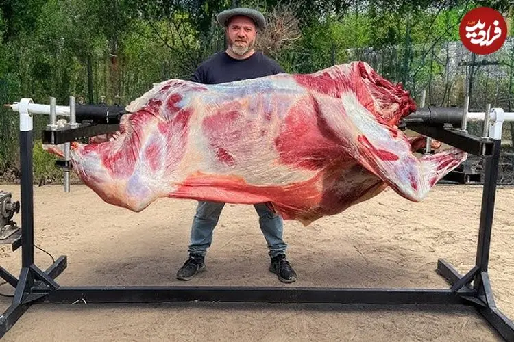 ببینید| غذای روستایی در آذربایجان؛ کباب گاو غول پیکر روی سیخ گردان در روستا