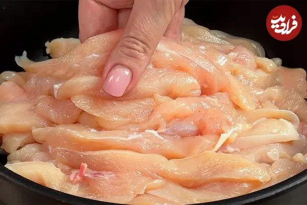 ببینید| طرز تهیه یک غذای متفاوت اسپانیایی با فیله مرغ، هویج، کلم و تخم مرغ