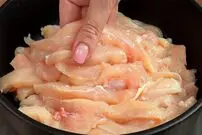 ببینید| طرز تهیه یک غذای متفاوت اسپانیایی با فیله مرغ، هویج، کلم و تخم مرغ