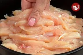 ببینید| طرز تهیه یک غذای متفاوت اسپانیایی با فیله مرغ، هویج، کلم و تخم مرغ