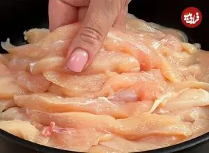 ببینید| طرز تهیه یک غذای متفاوت اسپانیایی با فیله مرغ، هویج، کلم و تخم مرغ