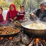 ببینید| غذای روستایی در افغانستان؛ پخت قابلی پلو با بادمجان در کنار رودخانه