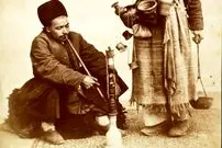 عکس| سفر زمان؛ بساط چای و قلیان و هندوانه در وسط یک کوچه‌باغ؛ 80 سال قبل
