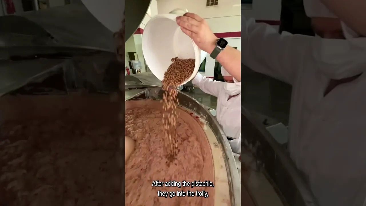 (ویدئو) فرآیند تولید کالباس گوشت در یک کارخانه مشهور ایرانی