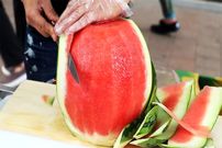 ببینید؛ نمایی دیدنی از برش هندوانه، آناناس و طالبی به روش میوه فروش کره ای 
