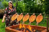 ببینید| غذای روستایی در آذربایجان؛ کباب کردن ماهی قزل آلا روی آتش