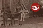 عکس| سفر زمان؛ مردان و کودکان قاجاری در حال تماشای یک نمایش در باغ