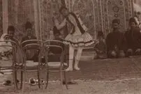 عکس| سفر زمان؛ مردان و کودکان قاجاری در حال تماشای یک نمایش در باغ