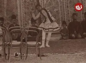 عکس| سفر زمان؛ مردان و کودکان قاجاری در حال تماشای یک نمایش در باغ