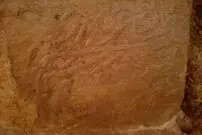 سنگ قبر صفوی داخل چاه فاضلاب نجف‌آباد!