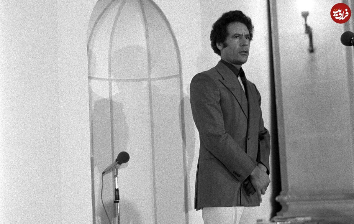عکس| سفر در زمان؛ «سرهنگ قذافی» در حال نماز خواندن در یک مسجد در لیبی؛ سال 1357