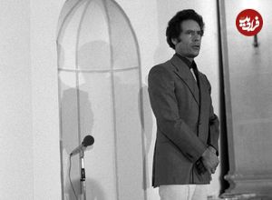 عکس| سفر در زمان؛ «سرهنگ قذافی» در حال نماز خواندن در یک مسجد در لیبی؛ سال 1357
