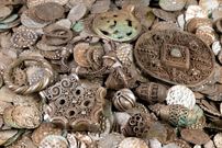 مردی که در خاک به دنبال «کرم» می‌گشت، «گنج سکّه‌های 800 ساله» را پیدا کرد