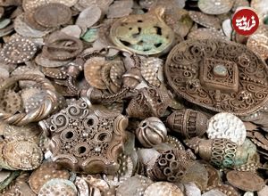 مردی که در خاک به دنبال «کرم» می‌گشت، «گنج سکّه‌های 800 ساله» را پیدا کرد