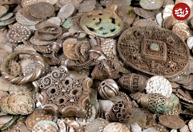 مردی که در خاک به دنبال «کرم» می‌گشت، «گنج سکّه‌های 800 ساله» را پیدا کرد