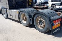 ببینید؛ حرکت کامیون بدون لاستیک عقب در بزرگراه مشهد!