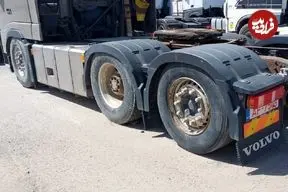 ببینید؛ حرکت کامیون بدون لاستیک عقب در بزرگراه مشهد!